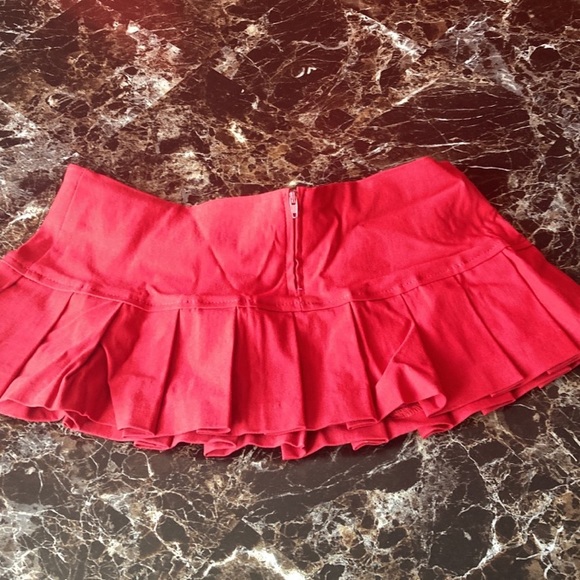 Exotic damcer red pleaded skirt - Picture 2 of 2